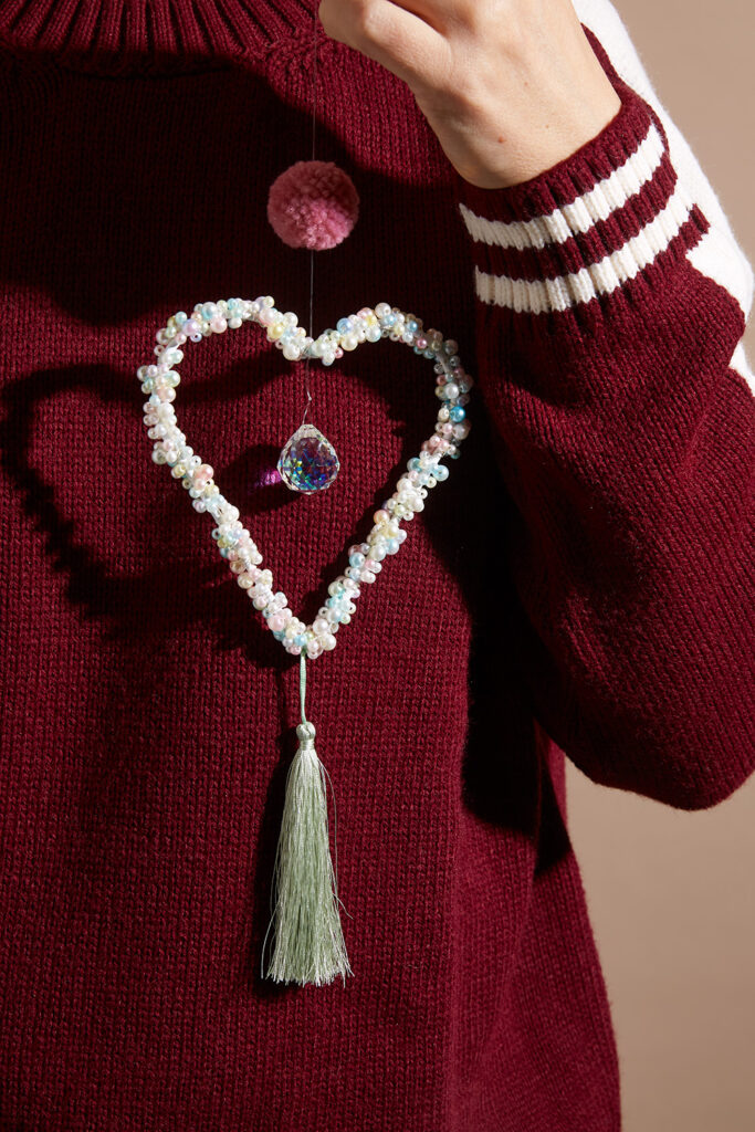 Lass uns ein Geschenk zum Valentinstag basteln.