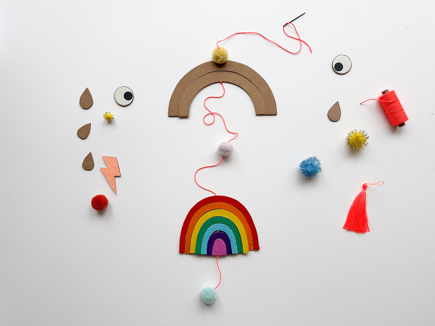 Pappkarton Upcycling: Lass uns ein Regenbogen-Mobile basteln.