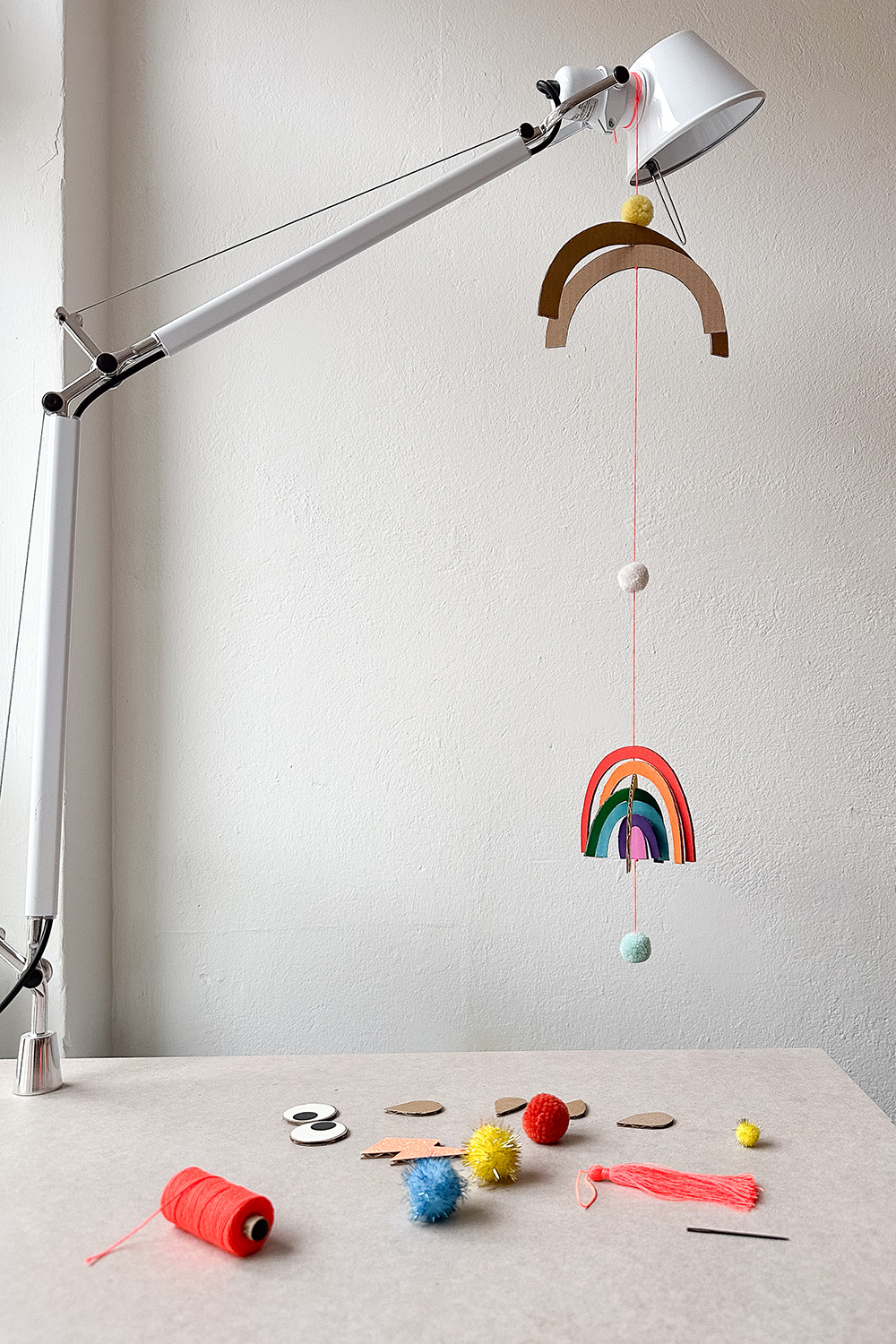 Pappkarton Upcycling: Lass uns ein Regenbogen-Mobile basteln.