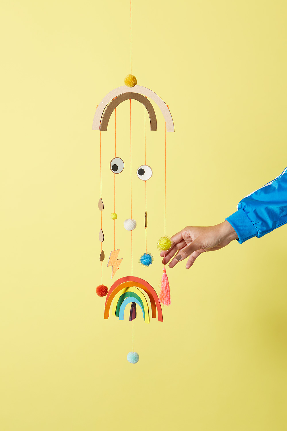 Pappkarton Upcycling: Lass uns ein Regenbogen-Mobile basteln.
