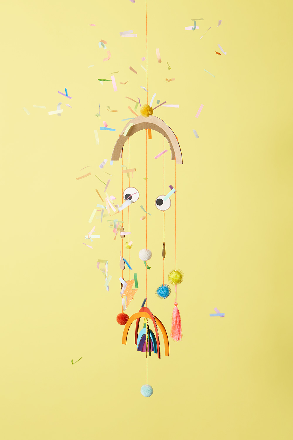 Pappkarton Upcycling: Lass uns ein Regenbogen-Mobile basteln.