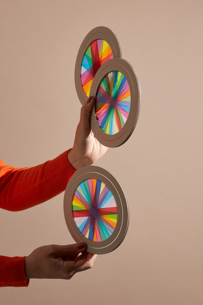 Lass uns Sterne aus Transparentpapier basteln.