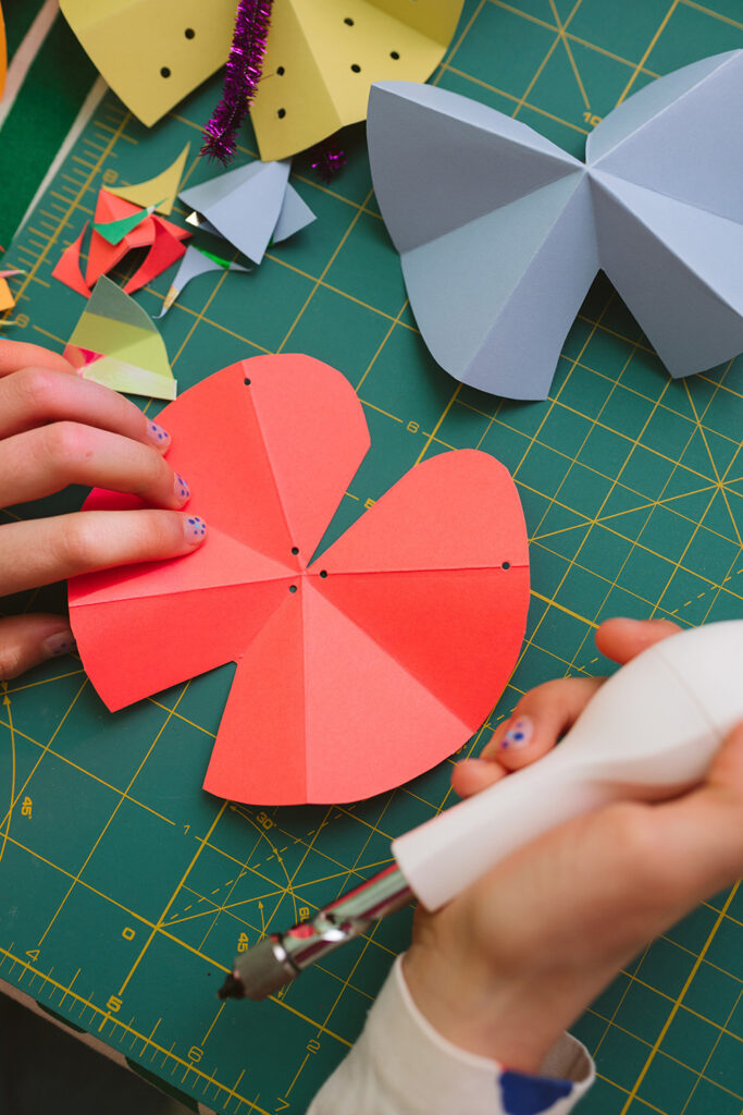 Lass uns eine Schmetterling-Girlande basteln.