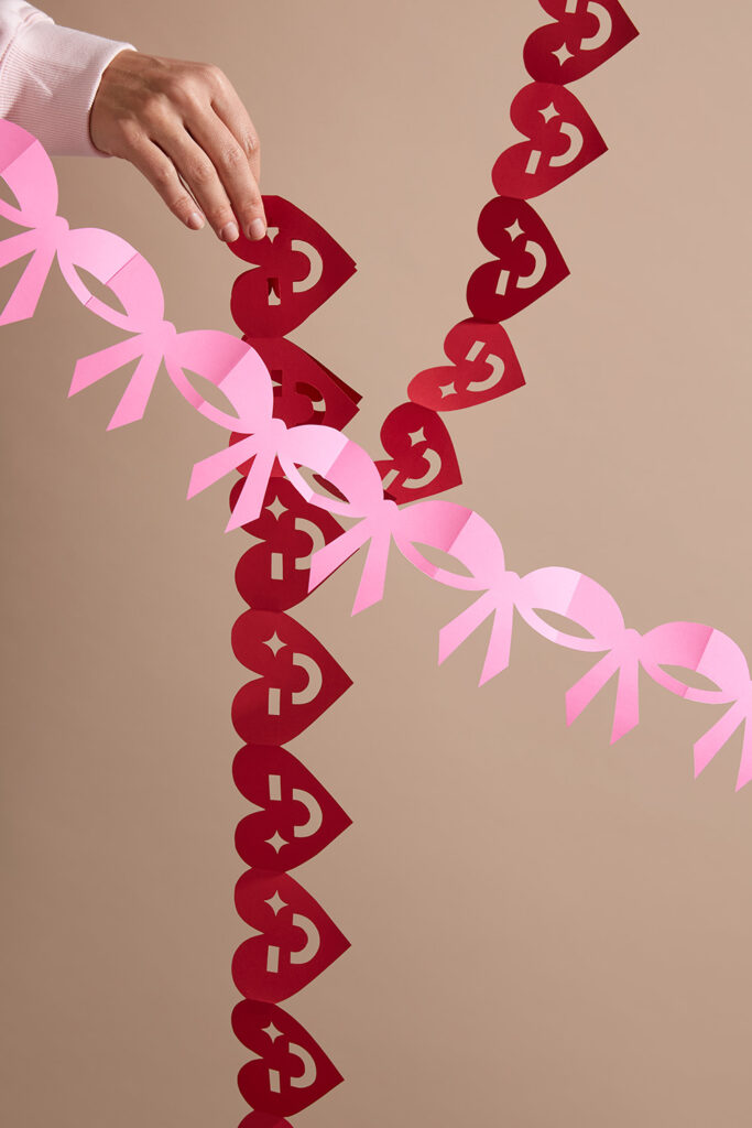 Lass uns eine Zieharmonika-Girlande aus Papier basteln.