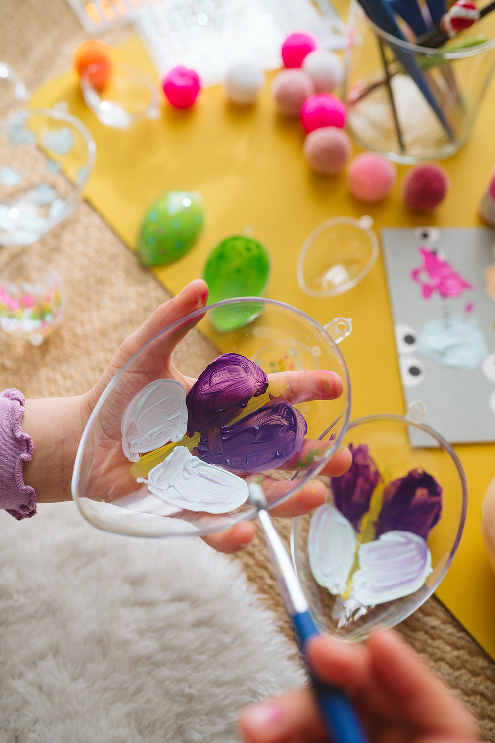 Lass uns transparente Deko-Ostereier bemalen.