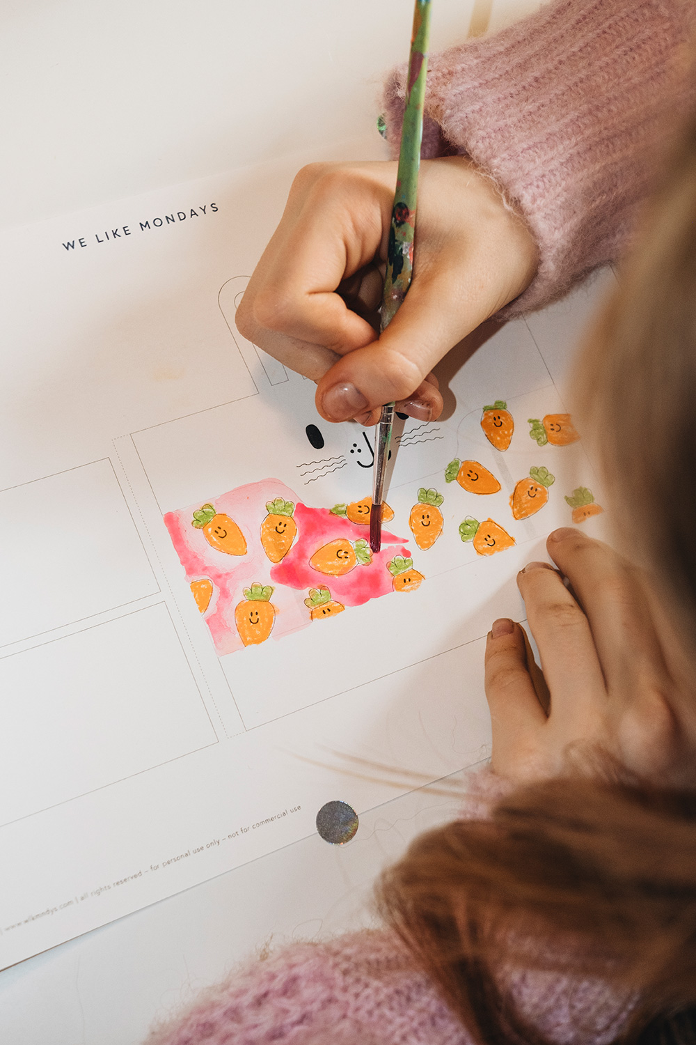 Lass uns Osterhasen aus Klopapierrollen basteln.