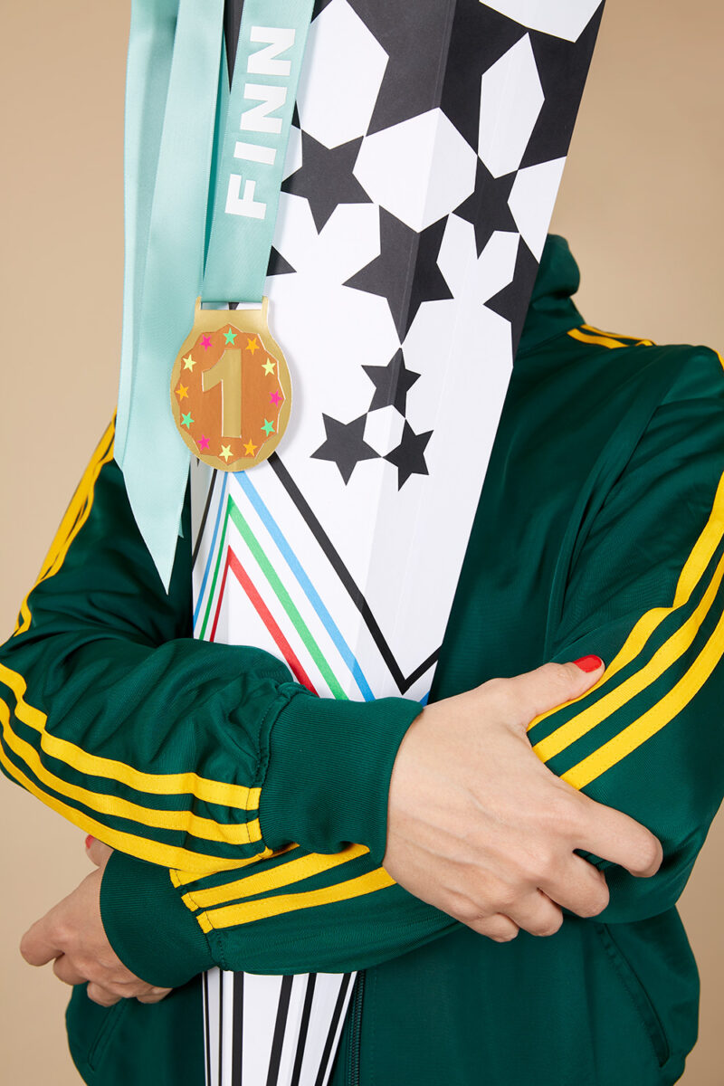 Lass uns eine Fußball-Schultüte basteln.