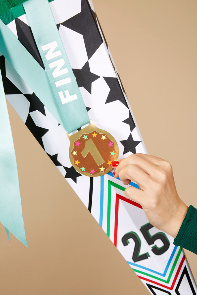 Lass uns eine Fußball-Schultüte basteln.