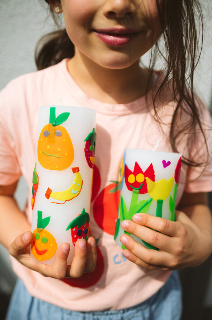 Lass uns Kerzen dekorieren mit Wachsfolie.