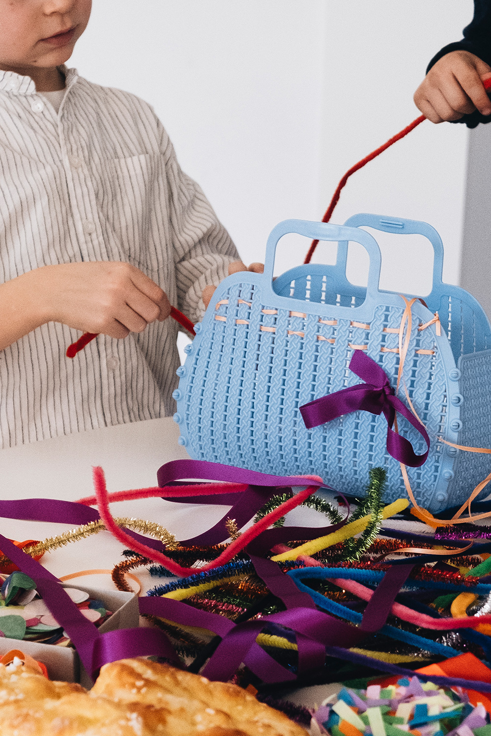 Lass uns Korbtaschen als Osterkörbchen dekorieren.