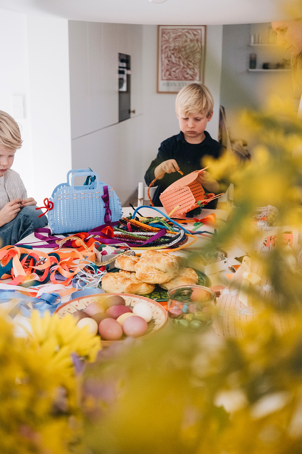 Lass uns Korbtaschen als Osterkörbchen dekorieren.