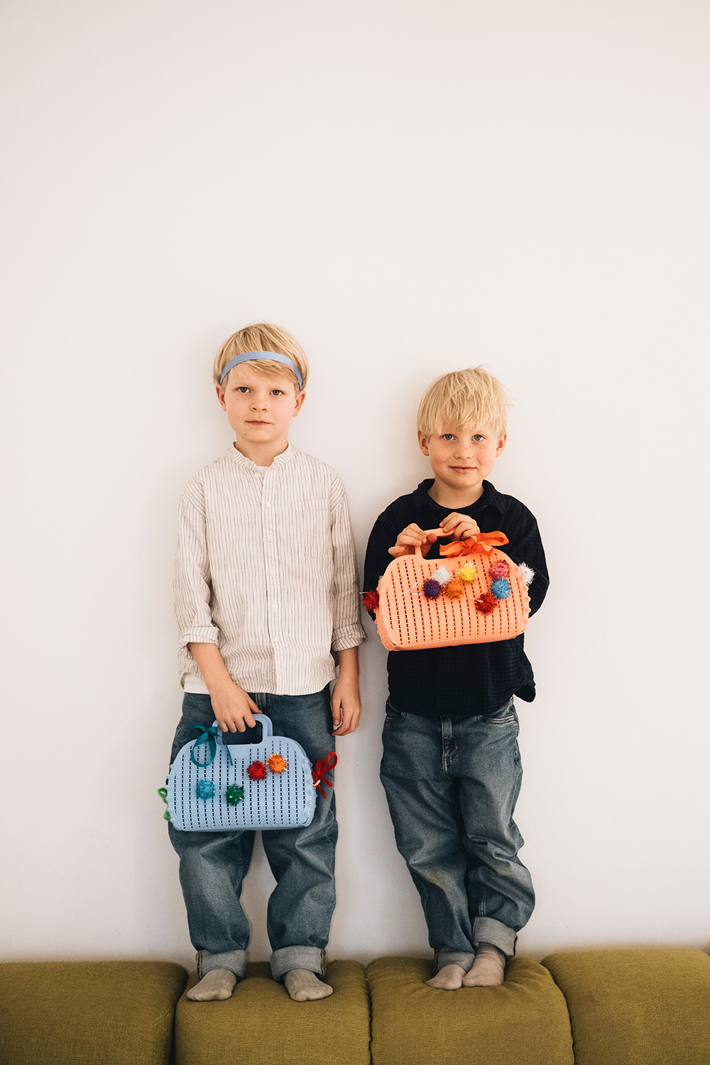 Lass uns Korbtaschen als Osterkörbchen dekorieren.