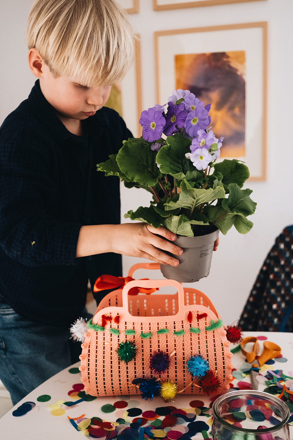 Lass uns Korbtaschen als Osterkörbchen dekorieren.