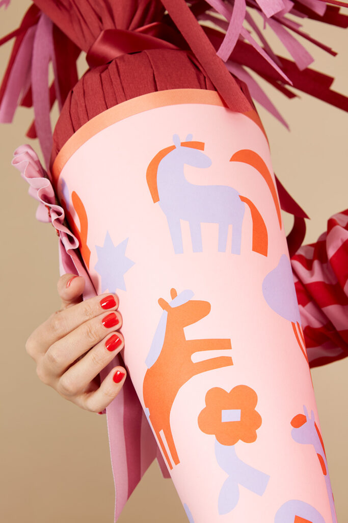 Lass uns mit Vorlage schnell und einfach eine Pferde-Schultüte basteln.