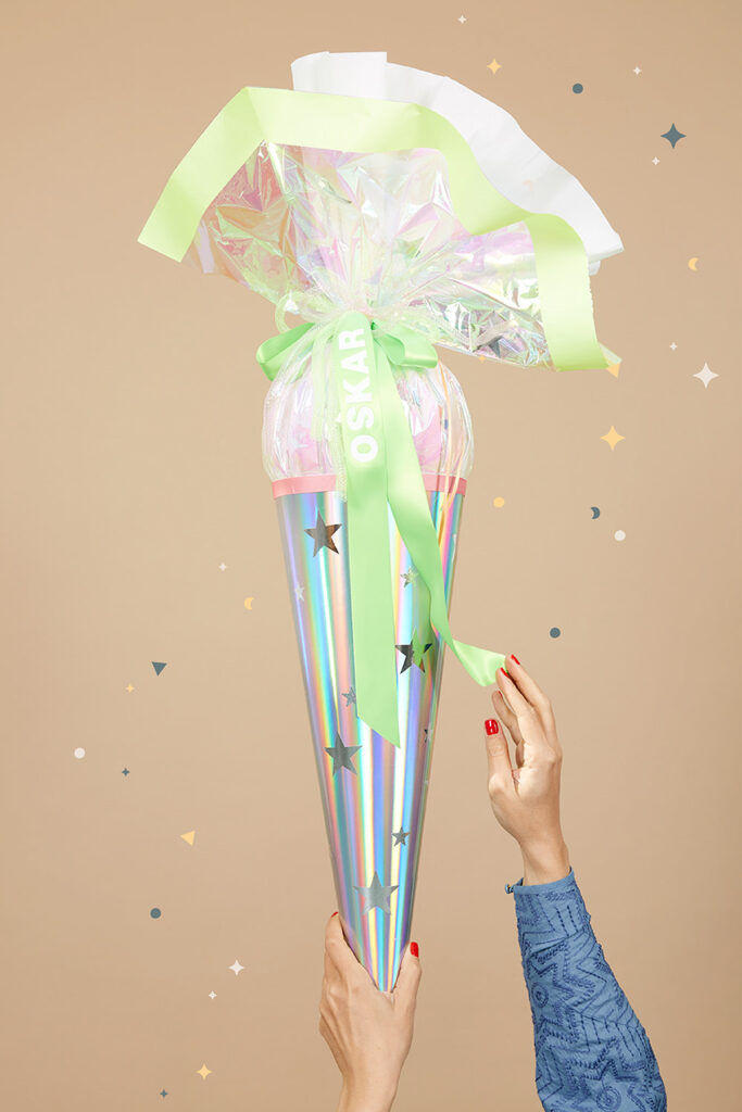 Lass uns eine Space-Star-Schultüte basteln.