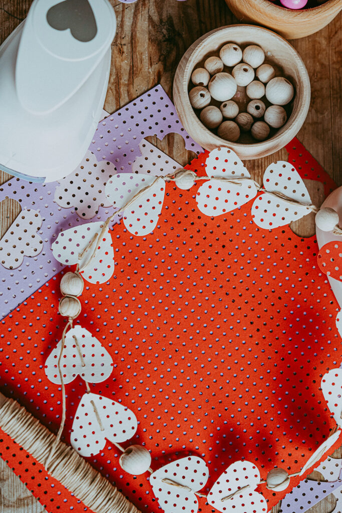 Lass uns einen Herzchen-Kranz basteln.