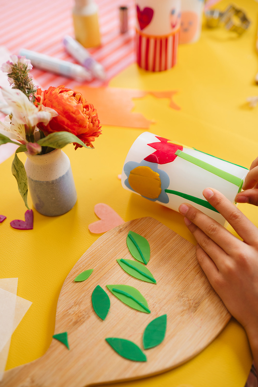 Lass uns Kerzen dekorieren mit Wachsfolie.