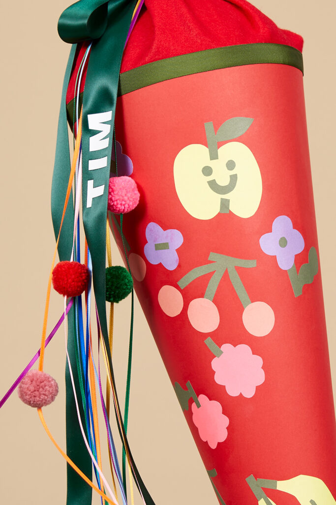 Lass uns eine Obstsalat-Schultüte basteln.