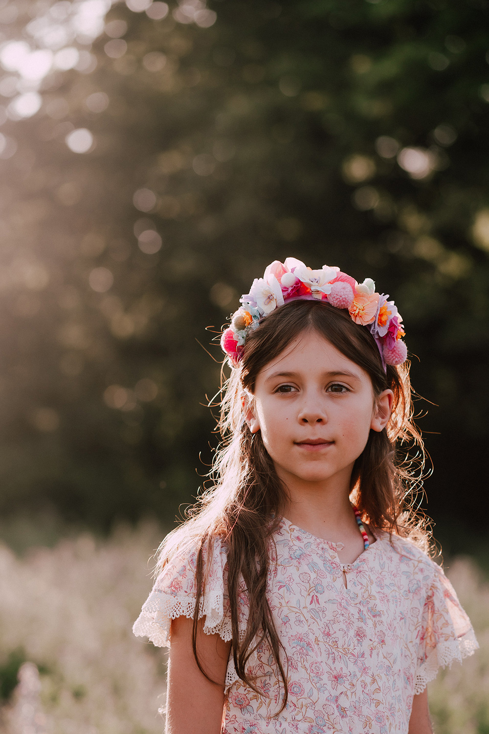 Lass uns einen Midsommar Blumenkranz mit Haarreifen basteln.