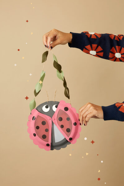 Lass uns eine Marienkäfer-Laterne basteln.