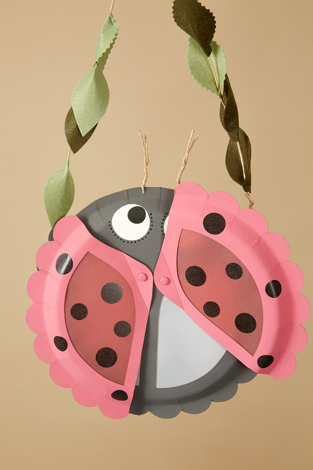 Lass uns eine Marienkäfer-Laterne basteln.