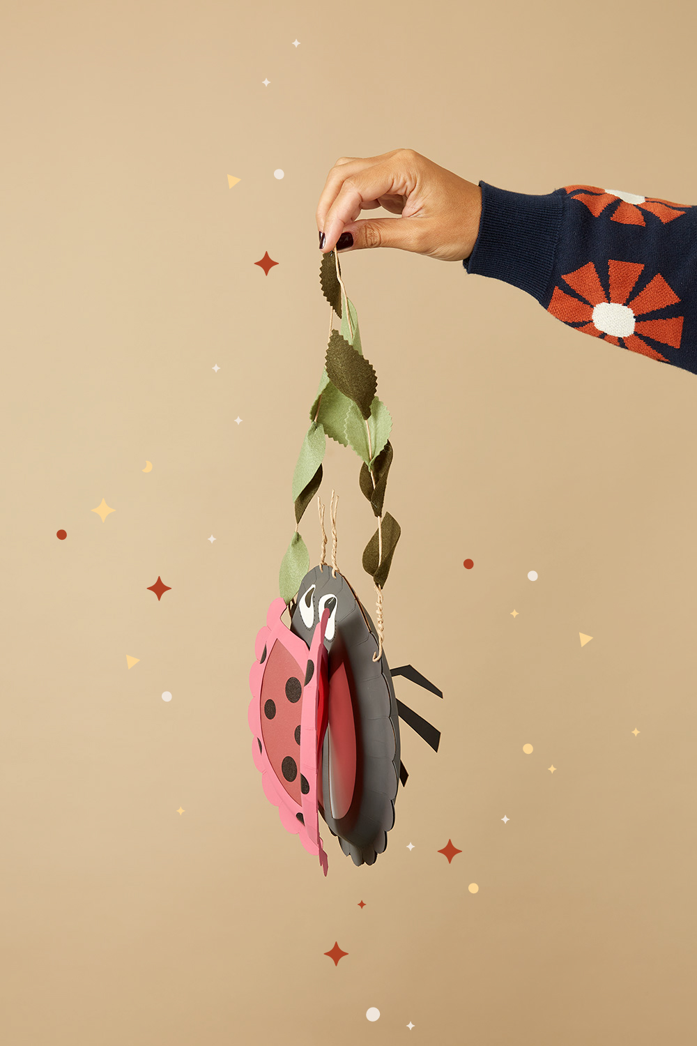 Lass uns eine Marienkäfer-Laterne basteln.