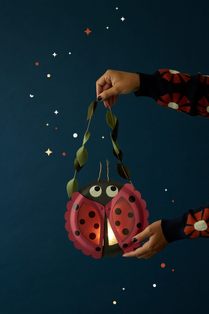 Lass uns eine Marienkäfer-Laterne basteln.
