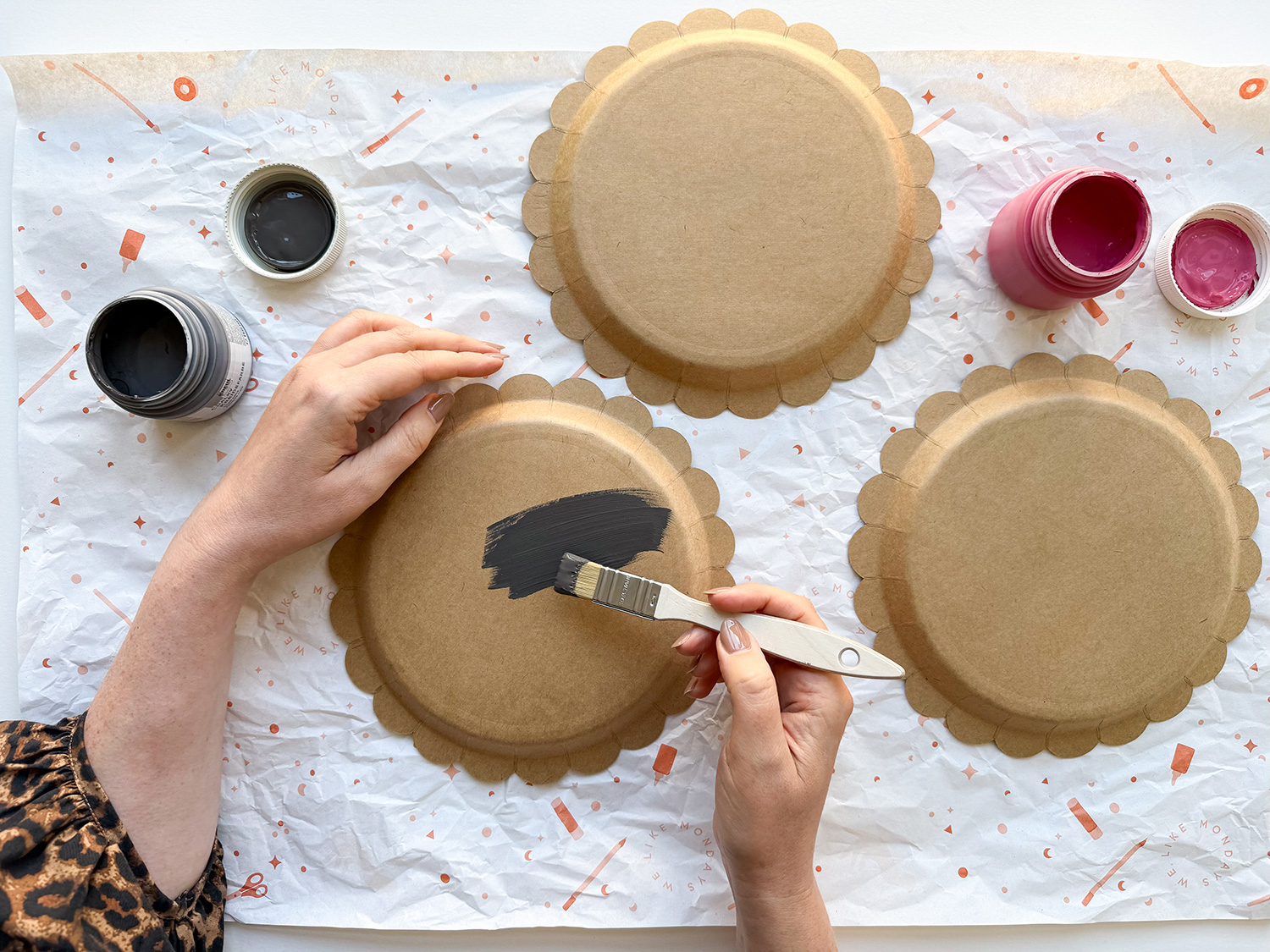 Lass uns eine Marienkäfer-Laterne basteln.