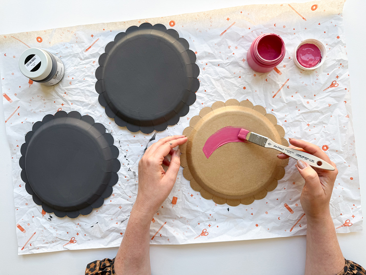 Lass uns eine Marienkäfer-Laterne basteln.