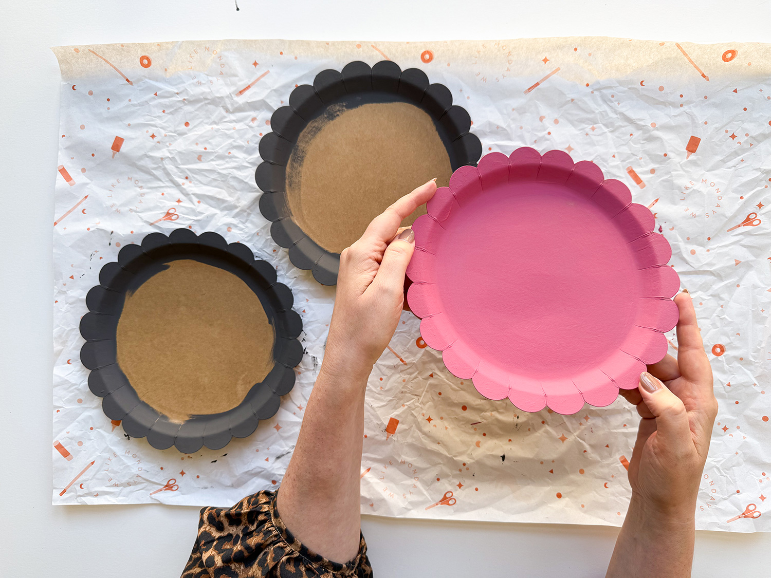 Lass uns eine Marienkäfer-Laterne basteln.