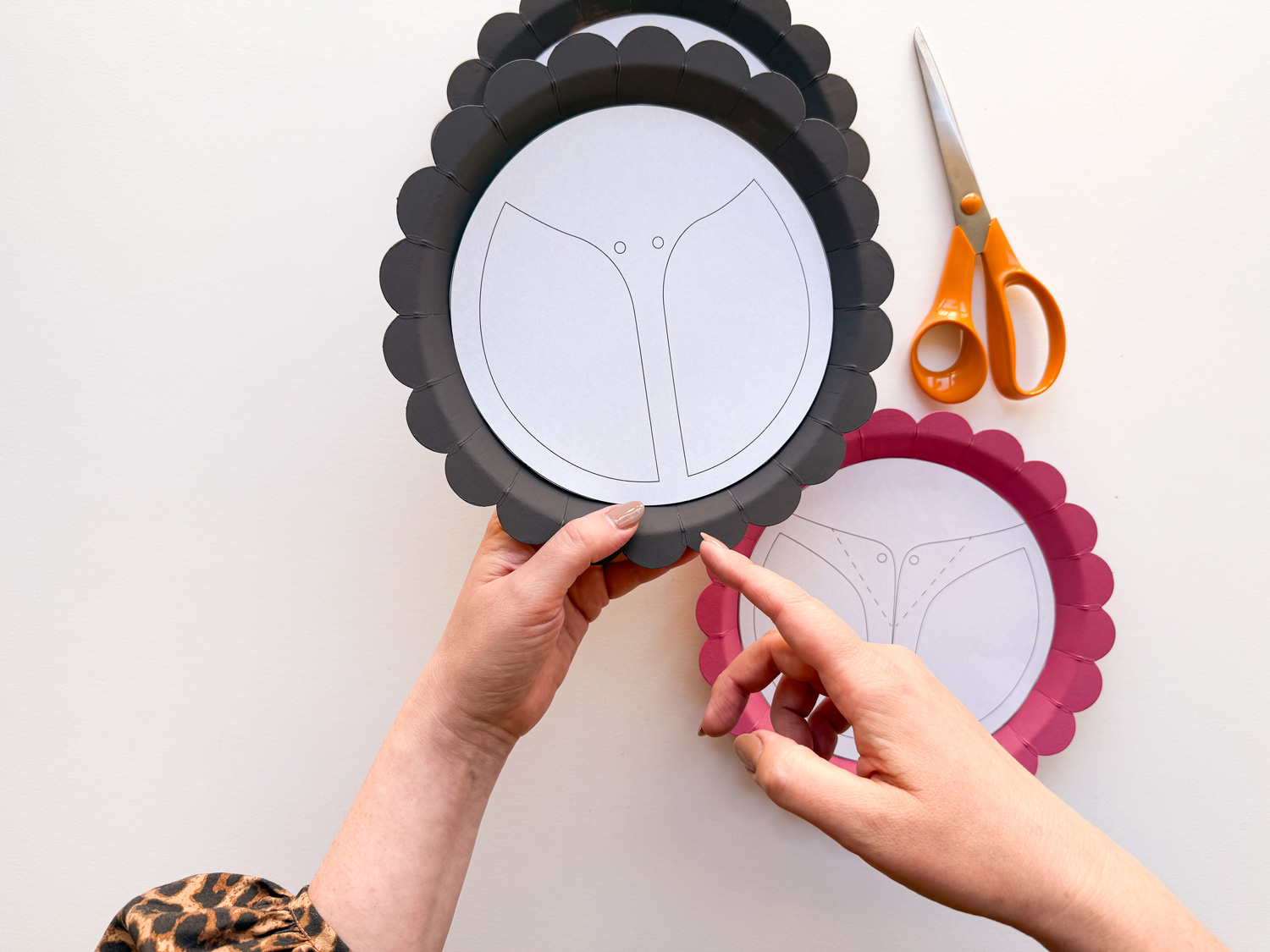 Lass uns eine Marienkäfer-Laterne basteln.