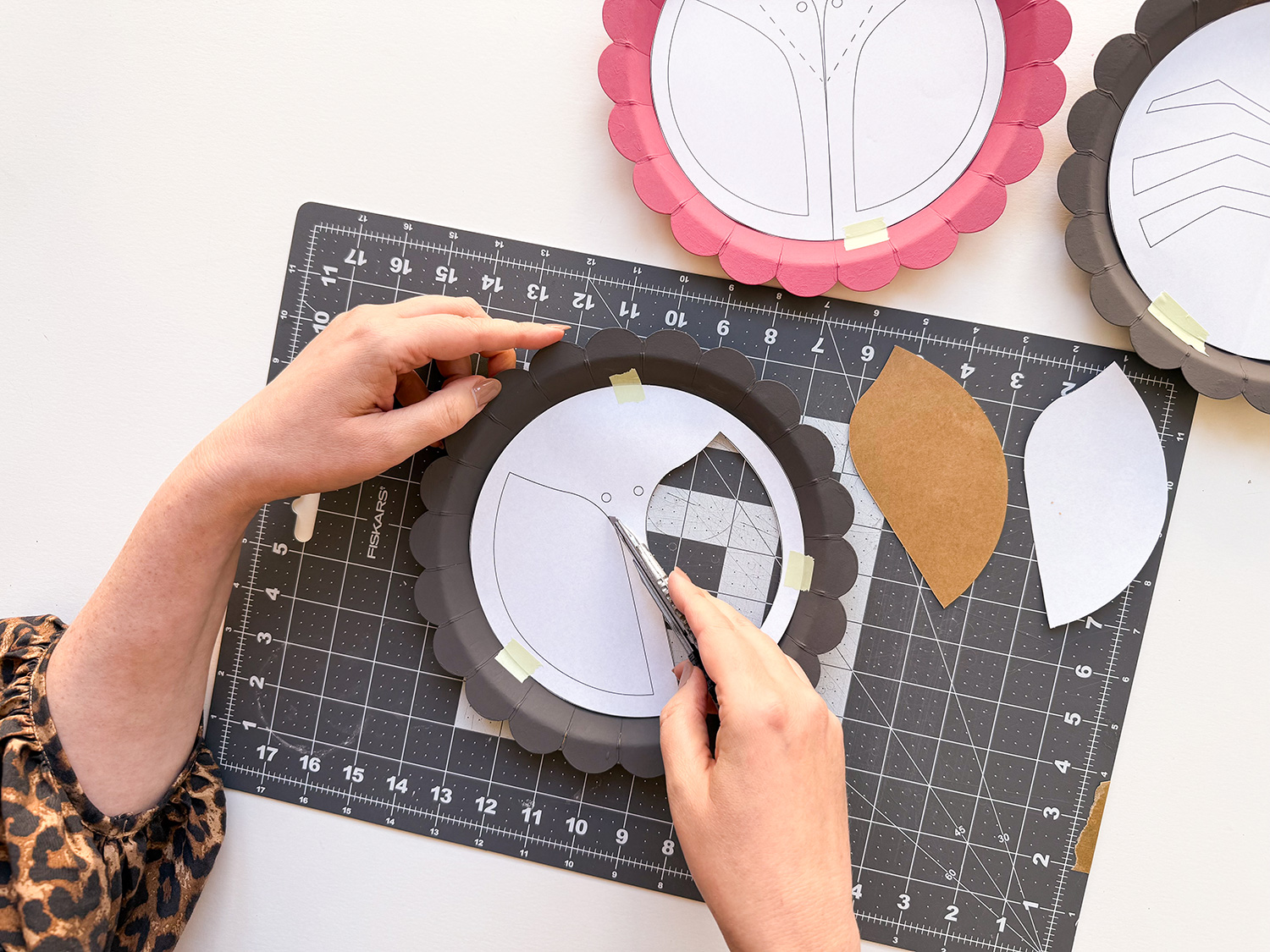 Lass uns eine Marienkäfer-Laterne basteln.