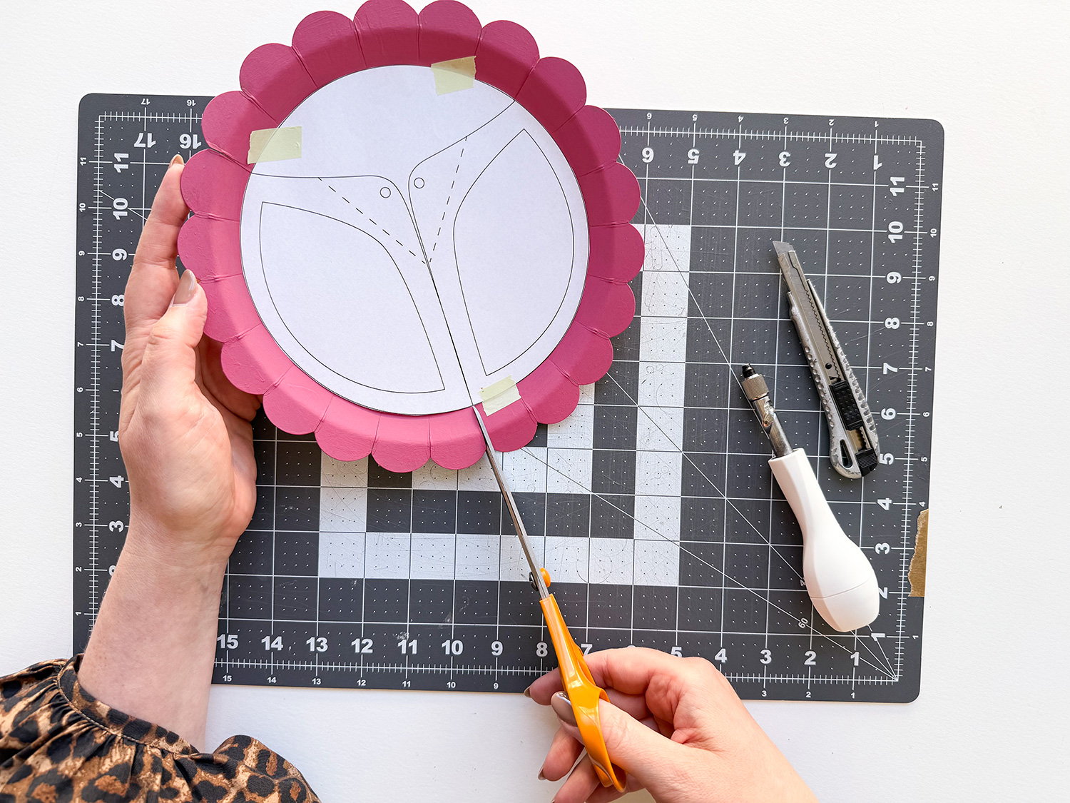 Lass uns eine Marienkäfer-Laterne basteln.