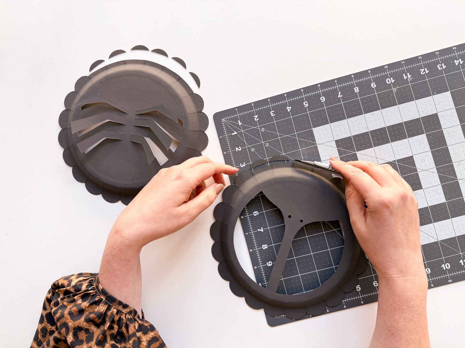 Lass uns eine Marienkäfer-Laterne basteln.