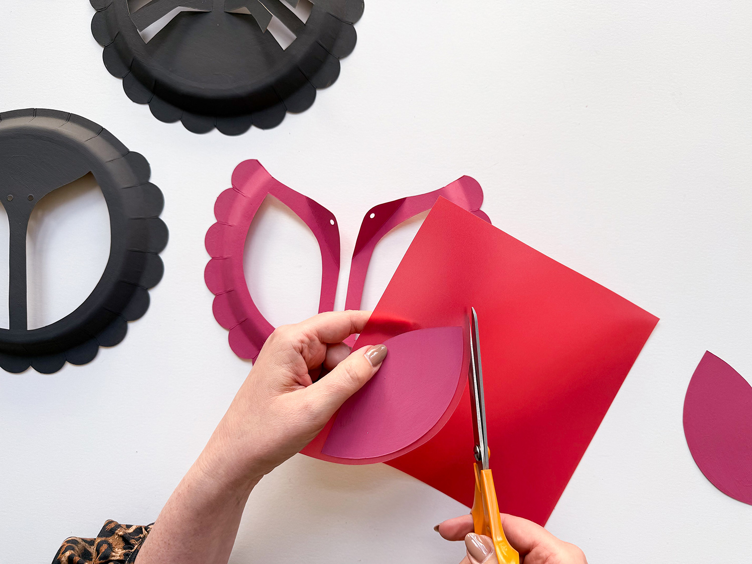 Lass uns eine Marienkäfer-Laterne basteln.