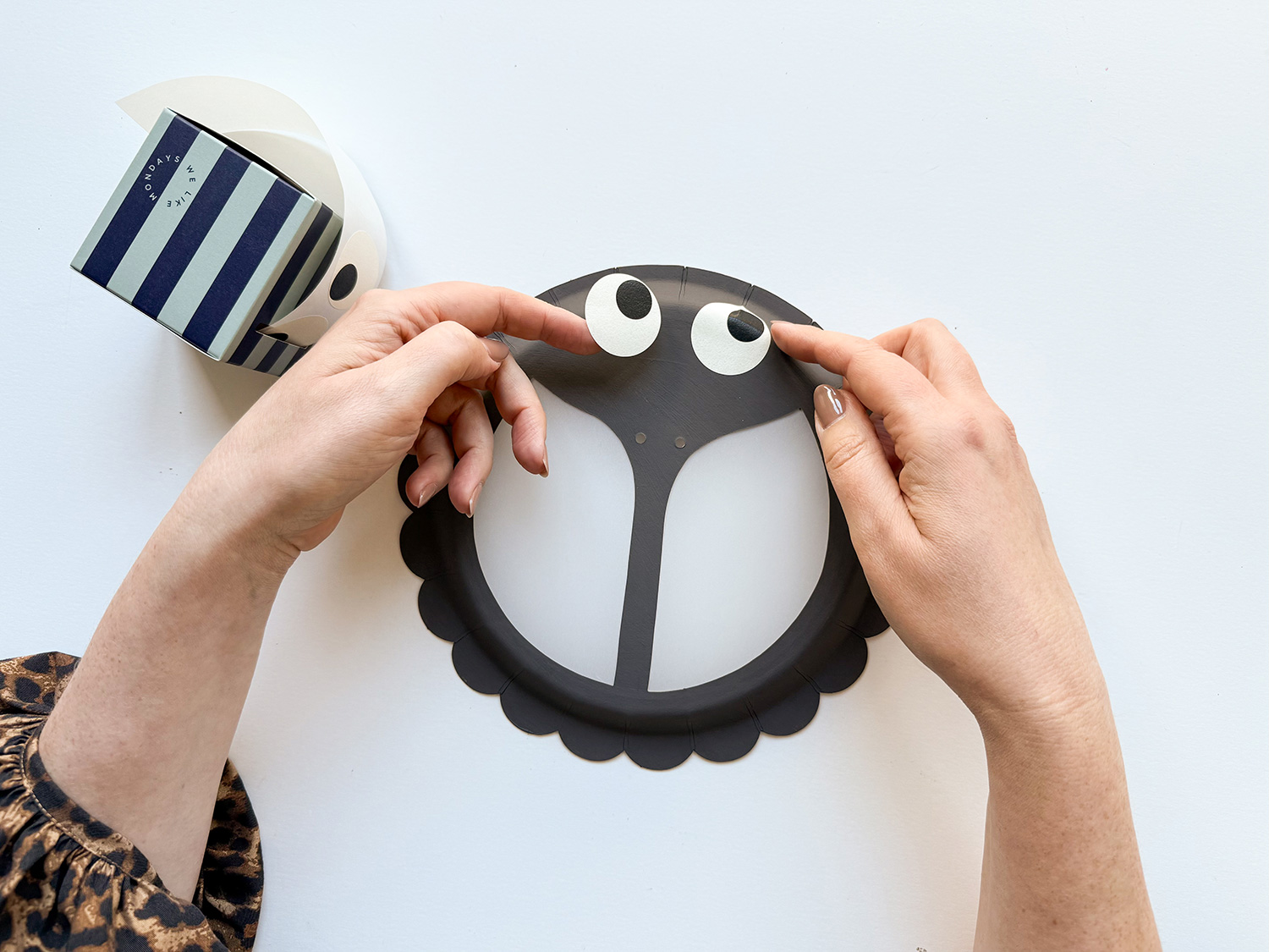 Lass uns eine Marienkäfer-Laterne basteln.