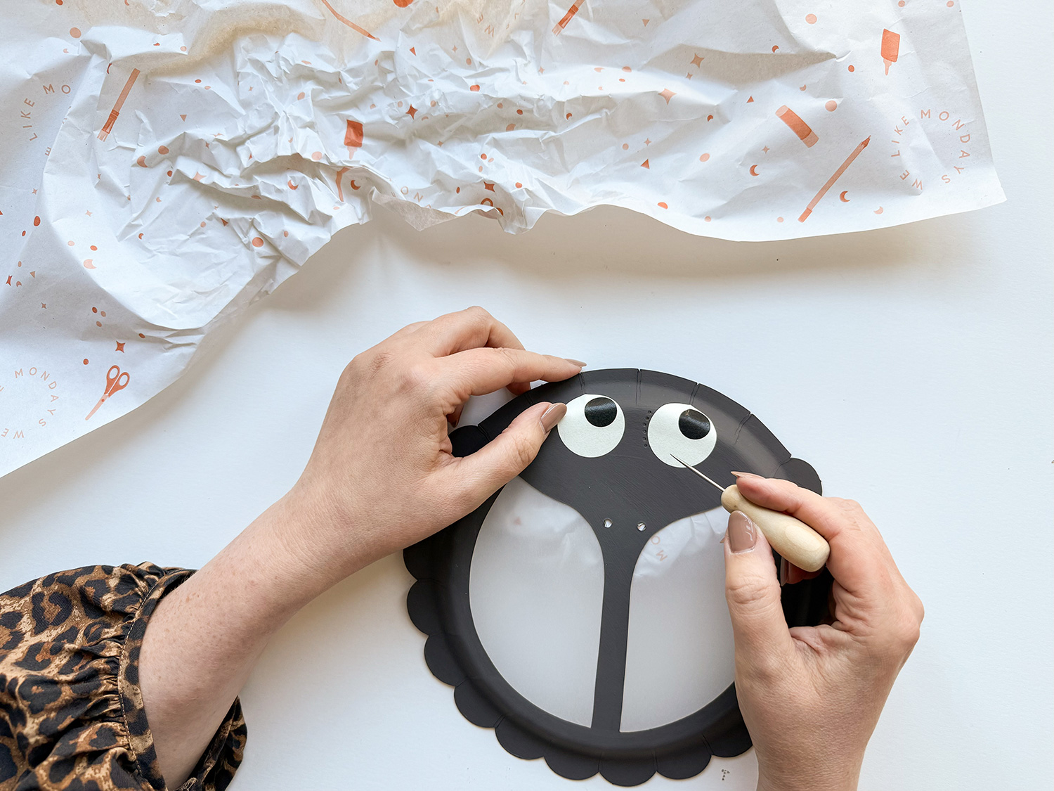 Lass uns eine Marienkäfer-Laterne basteln.