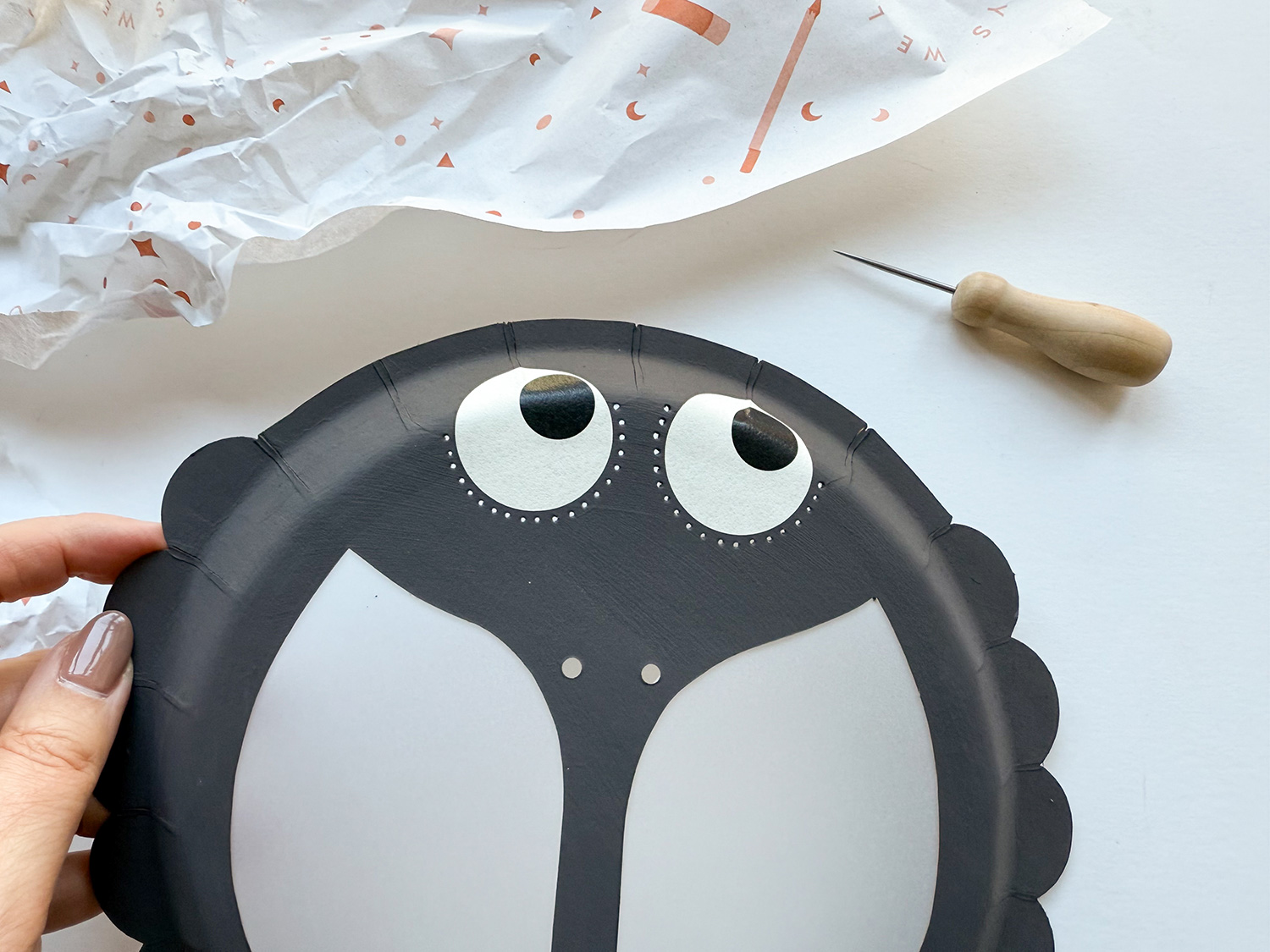 Lass uns eine Marienkäfer-Laterne basteln.