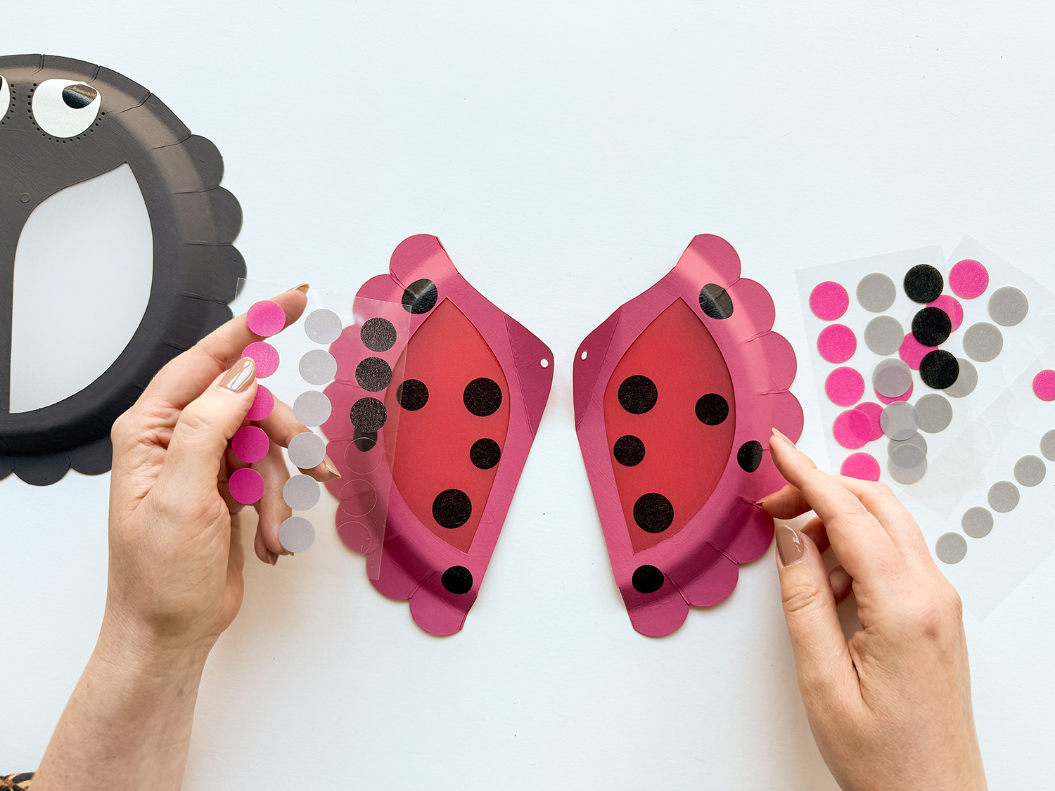 Lass uns eine Marienkäfer-Laterne basteln.