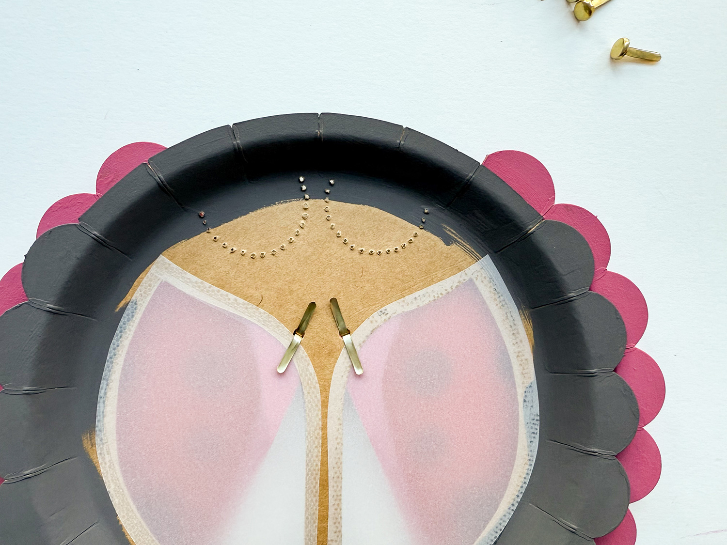 Lass uns eine Marienkäfer-Laterne basteln.