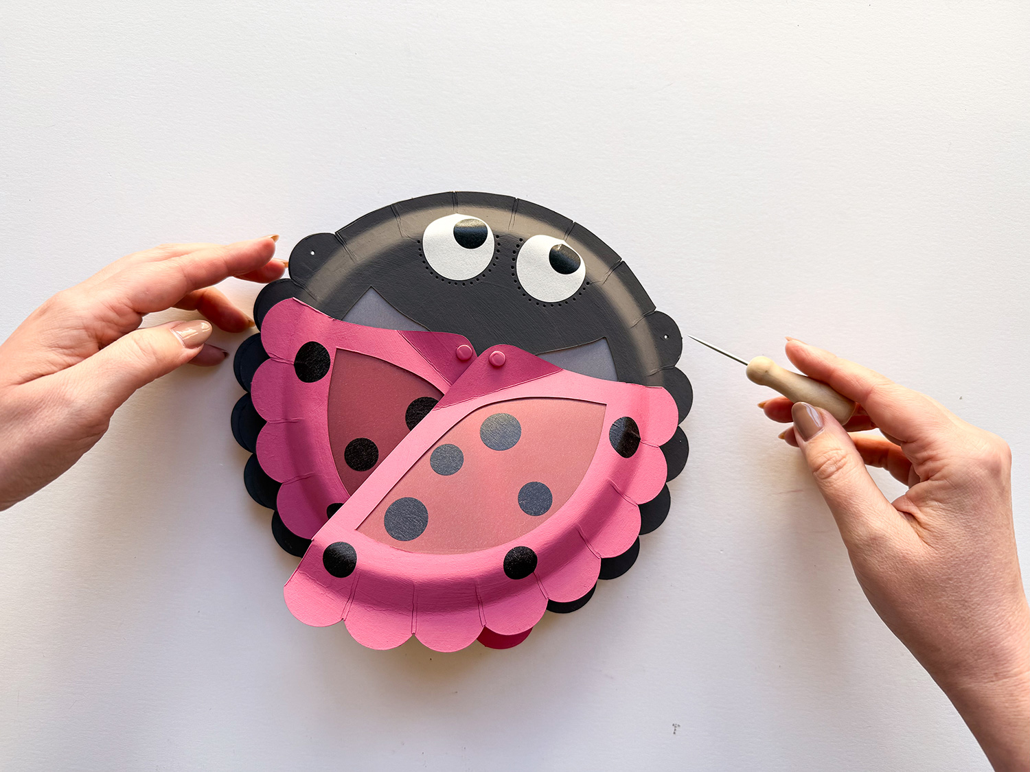 Lass uns eine Marienkäfer-Laterne basteln.