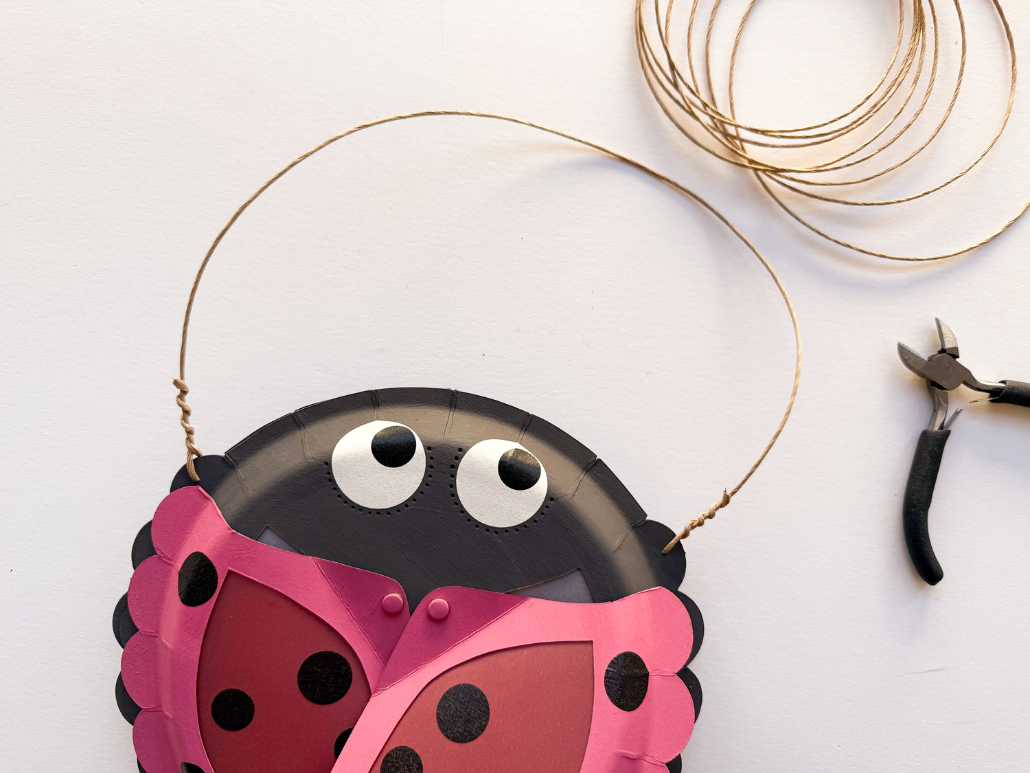 Lass uns eine Marienkäfer-Laterne basteln.