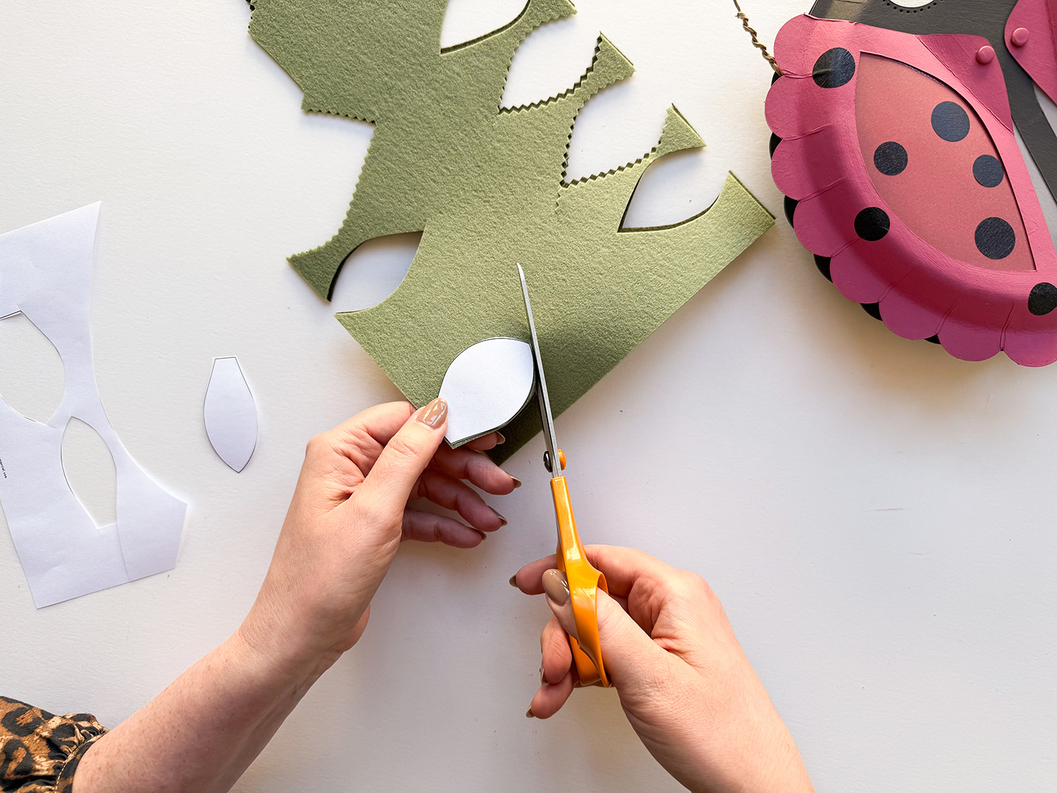 Lass uns eine Marienkäfer-Laterne basteln.