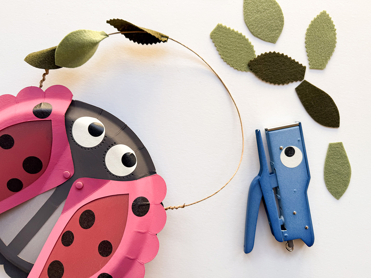 Lass uns eine Marienkäfer-Laterne basteln.