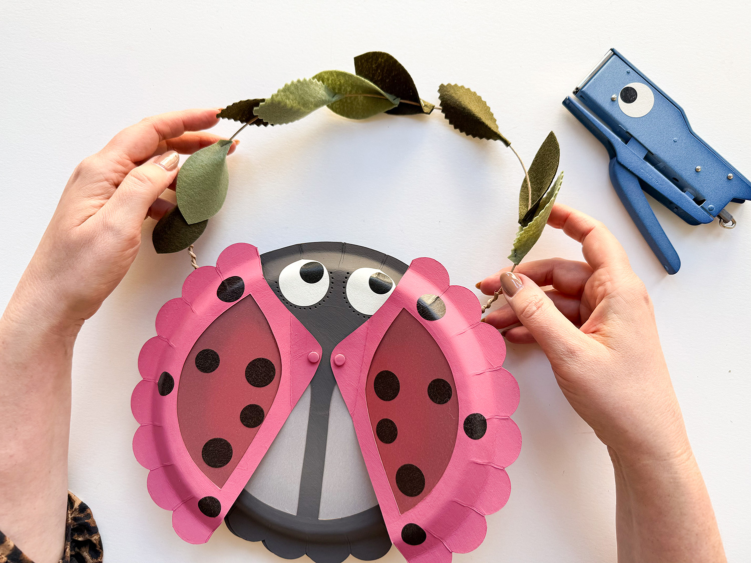 Lass uns eine Marienkäfer-Laterne basteln.