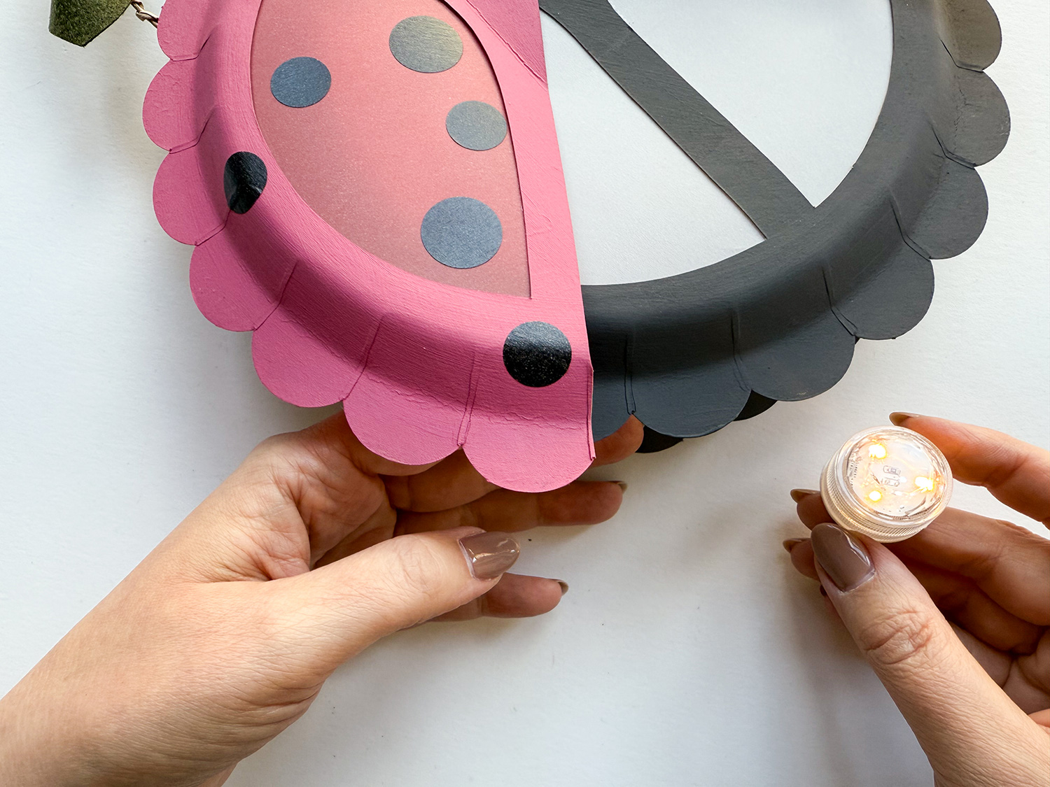 Lass uns eine Marienkäfer-Laterne basteln.