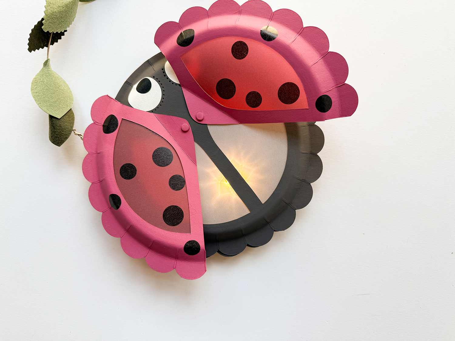Lass uns eine Marienkäfer-Laterne basteln.