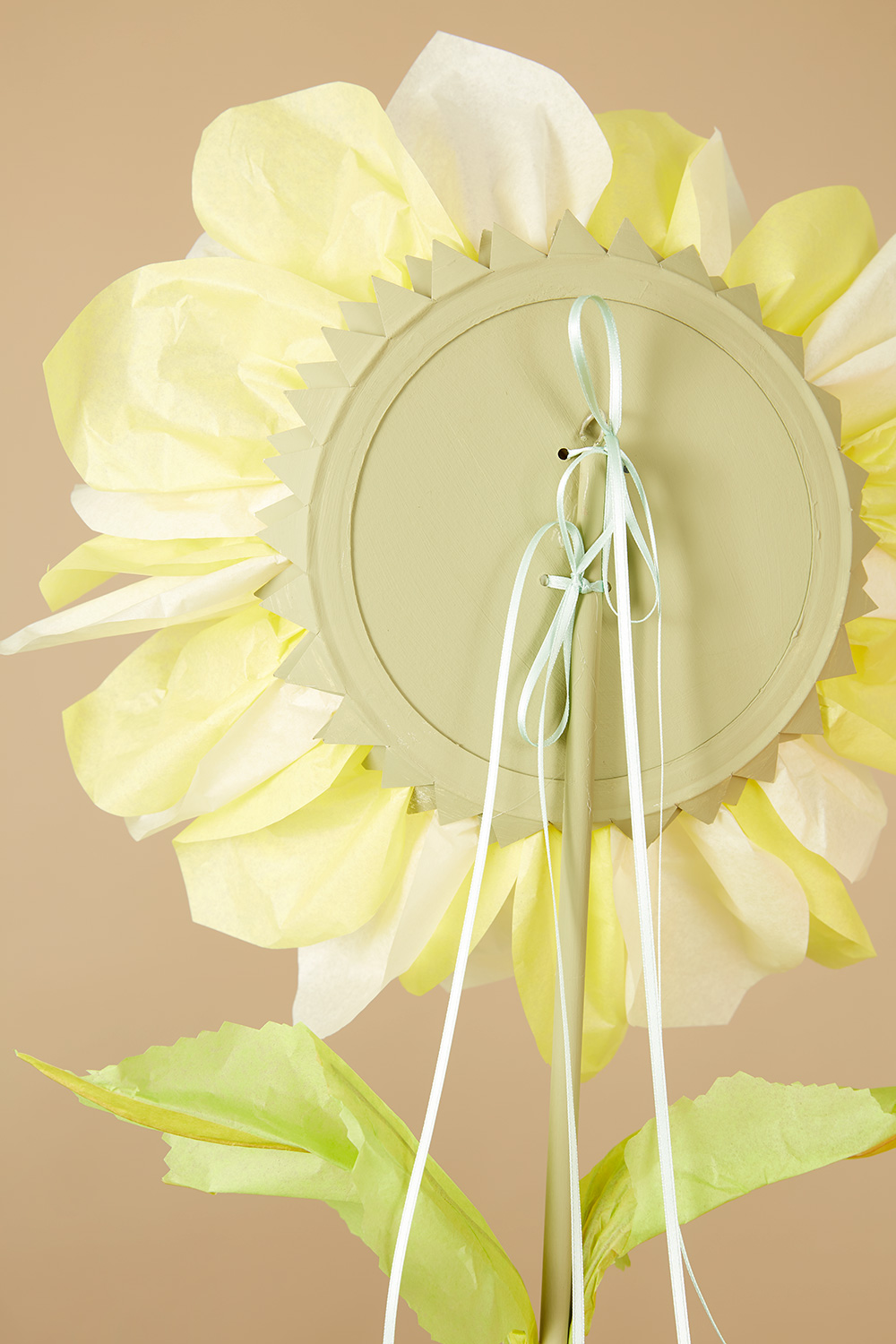 Lass uns eine Sonnenblumen-Laterne basteln.