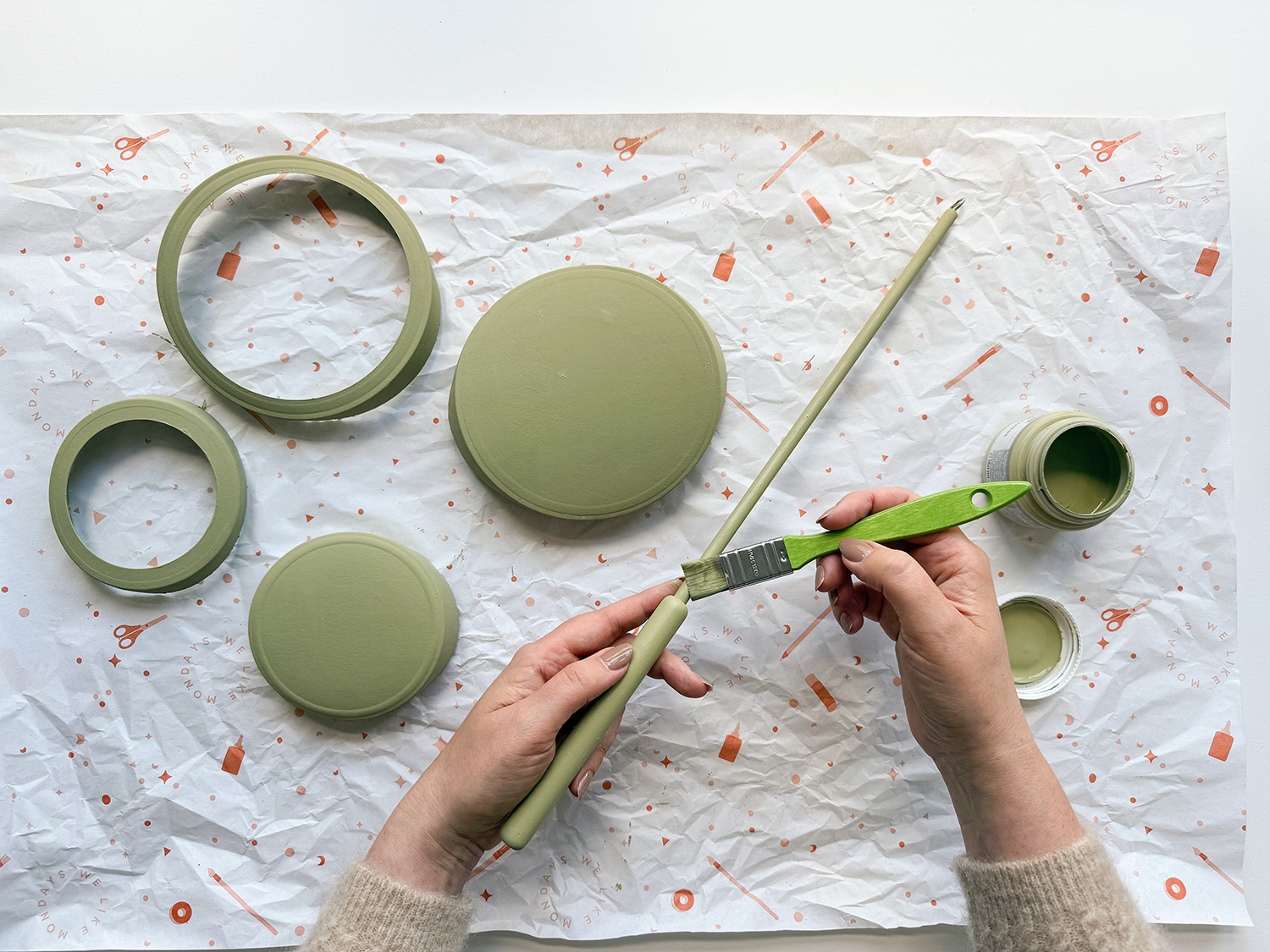 Lass uns eine Sonnenblumen-Laterne basteln.