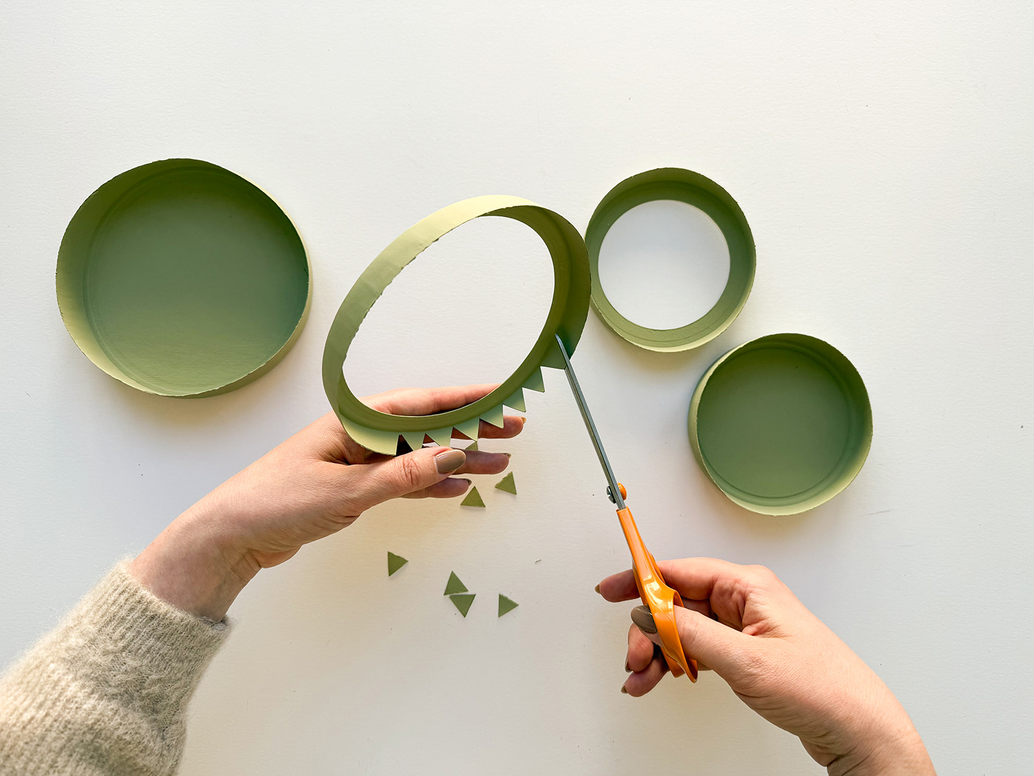 Lass uns eine Sonnenblumen-Laterne basteln.